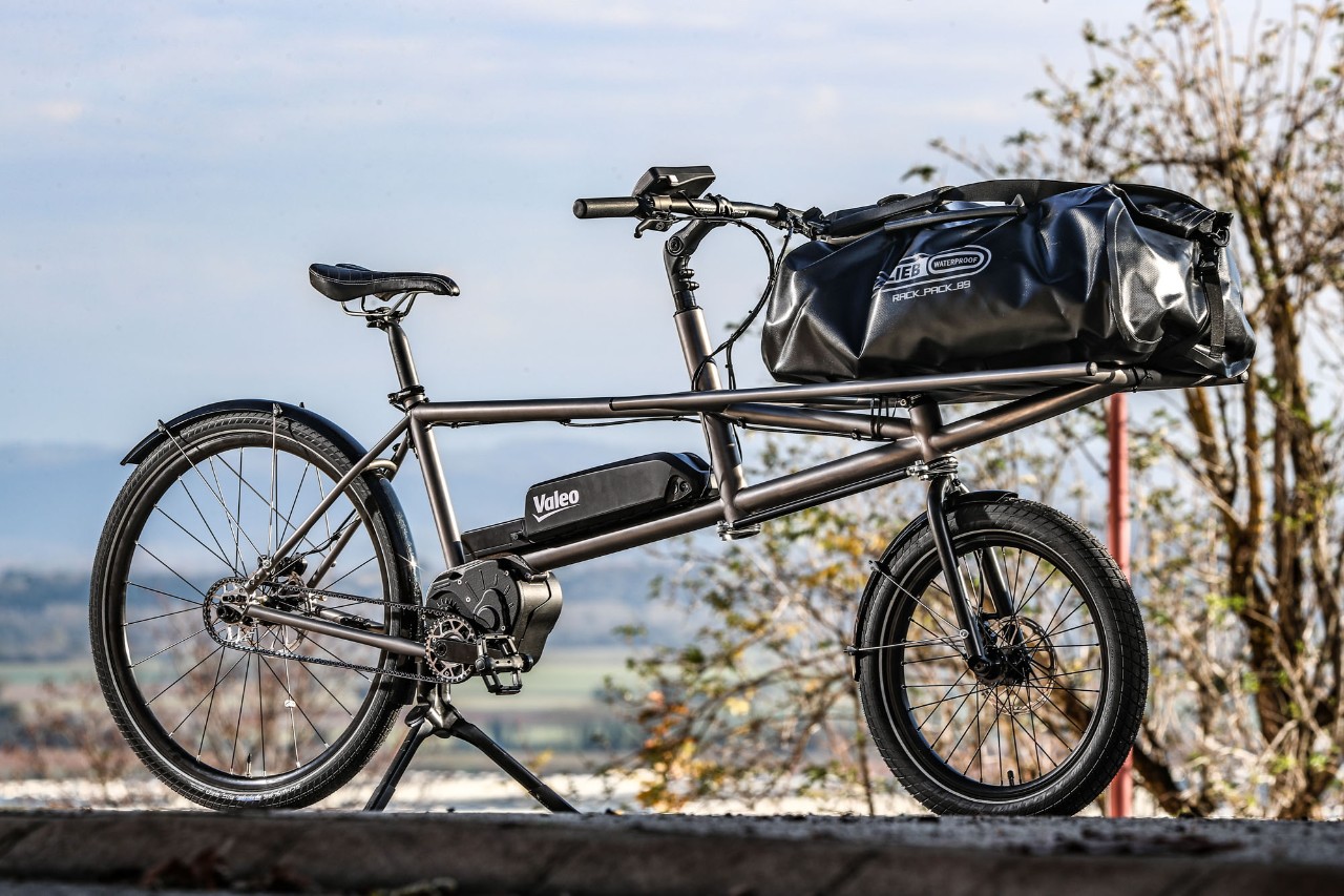 <div class='descrGalleryTitle'>CARGO BIKE</div><div class='descrGalleryText'><p>La cargo bike può trasportare fino a 150 kg di carico grazie al Valeo Smart eBike System lo può fare sia in avanti che in retromarcia per facilitare le manovre<br>
</p>
</div>